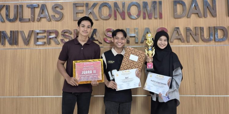 Tim Mahasiswa FEB Unhas berhasil meraih juara 2 pada lomba Debat Nasional dalam ajang KSEI Forkeis Celebration XVI UIN Alauddin Makassar, Minggu (05/10). Foto: Dokumentasi Pribadi