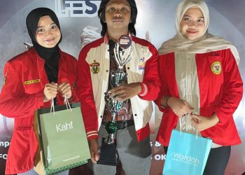 Tim LeDHaK Unhas berhasil meraih juara II pada Lomba Debat Macrofest 2025 yang diselenggarakan oleh HIMA FEB UNM di Benteng Rotterdam Makassar, Minggu (05/10). Foto: Dokumentasi Pribadi