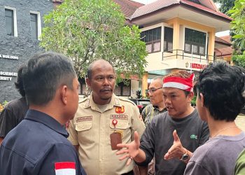 Ketua Koalisi GERAM (kedua dari kanan) saat mendesak WD III FIB menghadirkan Dekan FIB di Pelataran Aula Prof Mattulada FIB Unhas, Rabu (22/10).  Foto: IDENTITAS/CPRS