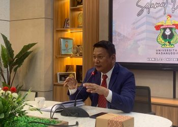 Wakil Rektor Bidang Kemitraan, Inovasi, Kewirausahaan dan Bisnis (WR 4), Prof Adi Maulana saat memberikan klarifikasinya di ruang Pertemuan WR 4, Gedung Rektorat, Kamis (23/10). Foto: IDENTITAS/Zhi