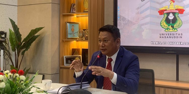 Wakil Rektor Bidang Kemitraan, Inovasi, Kewirausahaan dan Bisnis (WR 4), Prof Adi Maulana saat memberikan klarifikasinya di ruang Pertemuan WR 4, Gedung Rektorat, Kamis (23/10). Foto: IDENTITAS/Zhi