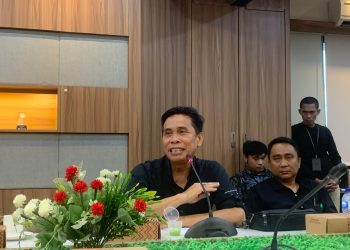 Dekan FIB Unhas, Prof Andi Muhammad Akhmar saat memberikan penjelasan dalam pertemuan yang berlangsung di Ruang Pertemuan WR 4, Gedung Rektorat, Kamis (23/10). Foto: IDENTITAS/Zhi