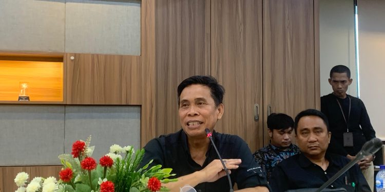 Dekan FIB Unhas, Prof Andi Muhammad Akhmar saat memberikan penjelasan dalam pertemuan yang berlangsung di Ruang Pertemuan WR 4, Gedung Rektorat, Kamis (23/10). Foto: IDENTITAS/Zhi