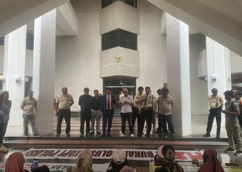 Pihak Unhas saat menemui Massa GERAM PLTSa di depan Rektorat Unhas, Kamis (23/10). Foto: IDENTITAS/Zhi.