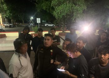 Kepala Satpam Unhas, Ridwan Said saat memberi penjelasan kepada peserta diskusi setelah sekitar satu jam sebelumnya mendesak Dekan FIB untuk keluar mengklarifikasi soal keterlibatannya dalam Proyek PLTSa, Rabu (22/10). Foto: IDENTITAS/Zhi