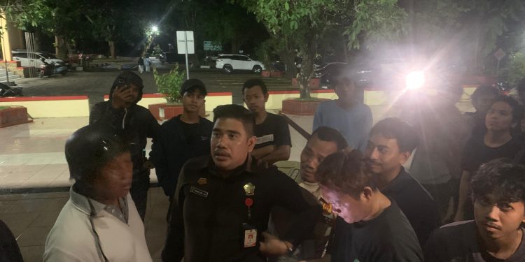 Kepala Satpam Unhas, Ridwan Said saat memberi penjelasan kepada peserta diskusi setelah sekitar satu jam sebelumnya mendesak Dekan FIB untuk keluar mengklarifikasi soal keterlibatannya dalam Proyek PLTSa, Rabu (22/10). Foto: IDENTITAS/Zhi