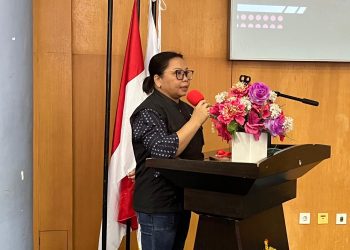 Kasubdit Kesejahteraan Mahasiswa Unhas, Catharina SE MM saat memberikan sambutan pada kegiatan Pelantikan dan Upgrading IKAB-KIP Unhas Periode 2025/2026 yang berlangsung di Gedung Ipteks Unhas, Sabtu (25/10). Foto: IDENTITAS/Syahrial