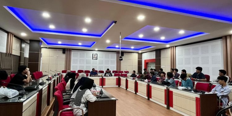 Suasana kegiatan Dialog Terbuka Civitas Akademika dengan tema “Suara Mahasiswa, Suara Fakultas” di Ruang Senat FEB Unhas, Jum'at (24/10). Foto: Dokumentasi Pribadi