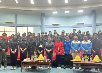 Sesi foto bersama usai pelantikan IKAB-KIP Unhas yang berlangsung di Gedung Ipteks Unhas, Sabtu (25/10). Foto: IDENTITAS/An Nisa Ramadhina Andini