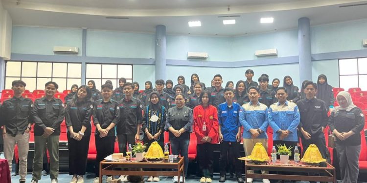 Sesi foto bersama usai pelantikan IKAB-KIP Unhas yang berlangsung di Gedung Ipteks Unhas, Sabtu (25/10). Foto: IDENTITAS/An Nisa Ramadhina Andini