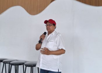 Ketua Departemen Sastra Prancis FIB Unhas, Dr Andi Faisal SS MHum, memberikan sambutan pada Workshop Pengenalan Kesusastraan Prancis bagi Siswa SMA di Makassar, Sabtu (25/10). Foto: Dokumentasi Pribadi
