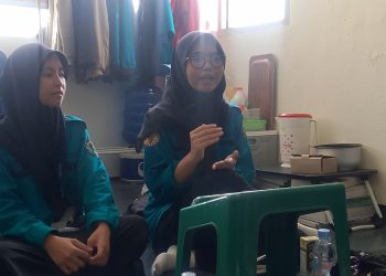 Emilia saat menjadi pemantik dalam Ruang Dialog Ilmiah 4 di Sekretariat UKM KPI Unhas, Sabtu (25/10). Foto: IDENTITAS/Naila Islamiah Syahrir.