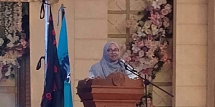 Kepala dinas kelautan dan perikanan provinsi Sulawesi Selatan, Marhamah, memberikan sambutan dalam kegiatan Kompetisi Nasional Kemaritiman Oceania bertema “Teknologi Maritim yang Adaptif untuk Pesisir dan Lepas Pantai Berkelanjutan” di Baruga Arifah, SIT Arifah, Pallangga, Sabtu (25/10). Foto: IDENTITAS/Muh Yasin Sudhirajati Gafur