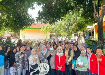 Foto bersama mahasiswa Kesling FKM Unhas dengan masyarakat setempat dalam kegiatan “Pemberdayaan Masyarakat dalam Pengendalian Vektor Nyamuk DBD melalui Pelatihan dan Pendampingan PSN 3M Plus” yang dilaksanakan di RW 6 Kelurahan Paccerakkang, Makassar, Jumat (24/10). Foto: Dokumentasi Pribadi