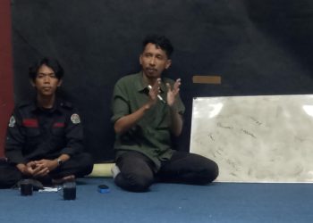 Muhammad Rizki S Ali saat menjadi pemateri dalam Diskusi Umum di Laboratorium Fotografi FISIP Unhas, Selasa (28/10). Foto: IDENTITAS/Naila Islamiah Syahrir.