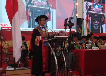 Prof Dr Ir Jamaluddin Jompa MSc saat memberikan pidato sambutan Wisuda periode Oktober 2025 di GOR JK Arenatorium, Selasa (28/10). Foto: IDENTITAS/Naufal Ahnaf Khairi.