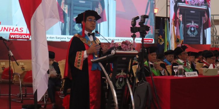 Prof Dr Ir Jamaluddin Jompa MSc saat memberikan pidato sambutan Wisuda periode Oktober 2025 di GOR JK Arenatorium, Selasa (28/10). Foto: IDENTITAS/Naufal Ahnaf Khairi.