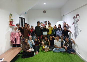 Foto bersama setelah membedah film Gie. Foto: Dokumentasi Pribadi