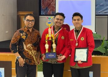 Yosua Wijaya Sinaga (kiri) dan Muammar Firmansyah Alitu (kanan) saat menerima penghargaan Juara 1 Olimpiade Anatomi AMYGDALA 2025 di Universitas Muhammadiyah Malang, Minggu (26/10). Foto: Dokumentasi Pribadi.