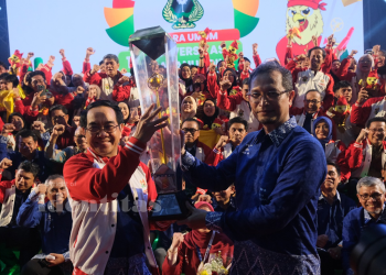 Prof JJ saat menerima piala adikarta dari direktur kemahasiswaan Kemendikti, Jumat (28/11). Foto IDENTITAS/Adrian