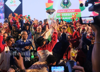 Prof. Jamaluddin Jompa mengangkat Piala Adikarta Kertawidya, menandai Unhas kembali dinobatkan sebagai juara umum Pimnas ke-38 dengan meraih puluhan medali.