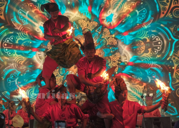 Pertunjukan Pepe-pepe ri Makka, tarian tradisional Sulawesi Selatan dari etnis Makassar menggunakan api, terinspirasi kisah Nabi Ibrahim yang selamat dari api.