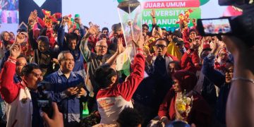 Prof. Jamaluddin Jompa mengangkat Piala Adikarta Kertawidya, menandai Unhas kembali dinobatkan sebagai juara umum Pimnas ke-38 dengan meraih puluhan medali.