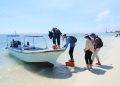 Suasana liburan menggunakan kapal di Pantai Samalona. Foto: IDENTITAS/Aliyah Fadhilah