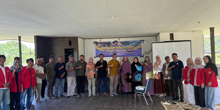 Foto bersama pasca kegiatan pengabdian masyarakat yang diadakan oleh Prodi Budidaya Perairan, FIKP Unhas di Balai Benih Ikan Bantimurung, Kabupaten Maros, Sabtu (01/11). Foto: Dokumentasi pribadi