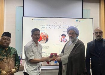 Penyerahan cendera mata dari pihak FIB Unhas kepada Ayatullah Prof Dr Ali Abbasi pada kuliah tamu di Ruang Senat FIB Unhas, Rabu (05/11). Foto: IDENTITAS/A Devi Juniza L