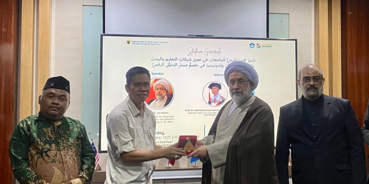 Penyerahan cendera mata dari pihak FIB Unhas kepada Ayatullah Prof Dr Ali Abbasi pada kuliah tamu di Ruang Senat FIB Unhas, Rabu (05/11). Foto: IDENTITAS/A Devi Juniza L