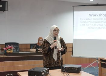 Asesor Pusat Layanan Psikologi Unhas, Mayenrisari Arifin SPsi MPsi Psikolog, saat membawakan materi terkait Psychological First Aid (PFA) dalam Workshop Penguatan Kapasitas Satgas PPK Unhas, di Ruang Rapat B Lembaga Pengembangan dan Penjaminan Mutu Pendidikan (LPMPP), Rabu (05/11). Foto: Dokumentasi Pribadi
