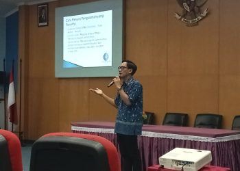 Andi Sutandi ketika menjadi pembicara pada kegiatan Career Talk di Gedung Ipteks Unhas, Kamis (06/11). Foto: IDENTITAS/Fathimah Nur Khalidah Rahman