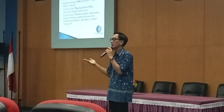 Andi Sutandi ketika menjadi pembicara pada kegiatan Career Talk di Gedung Ipteks Unhas, Kamis (06/11). Foto: IDENTITAS/Fathimah Nur Khalidah Rahman