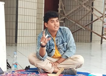 Muh Khadafi Karim saat memaparkan materi pada kegiatan Diskusi Grand Issue dengan Topik "Komersialisasi Pendidikan: Keberpihakan Pendidikan" yang berlangsung di Pelataran Baruga Andi Pangeran Pettarani Unhas, Kamis (06/11). Foto: IDENTITAS/Syahrial