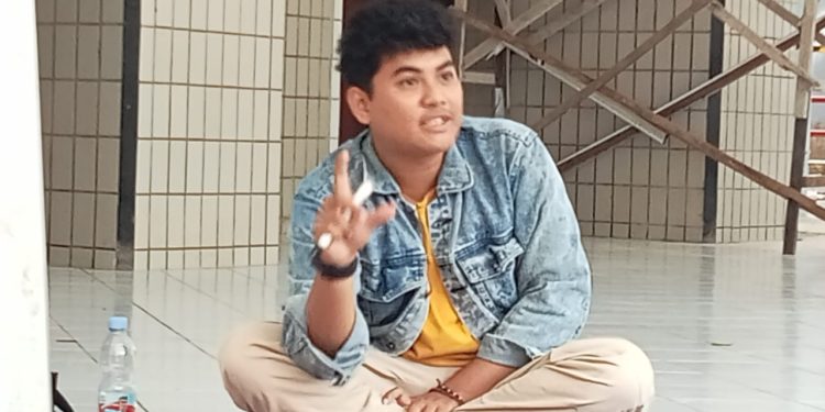 Muh Khadafi Karim saat memaparkan materi pada kegiatan Diskusi Grand Issue dengan Topik "Komersialisasi Pendidikan: Keberpihakan Pendidikan" yang berlangsung di Pelataran Baruga Andi Pangeran Pettarani Unhas, Kamis (06/11). Foto: IDENTITAS/Syahrial