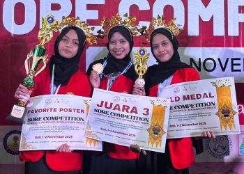Diva Abadian (Ketua), Siti Nur Fadilah, dan Andi Naelah Marsya Bersama piala dan piagam penghargaan saat ditetapkam nejadi jaura tiga umum dalam ajang SORE oleh Universitas Dhyana Pura Bali Bersama (PRISMA Learning Center dan Idea Creative Hub di Bali, Minggu (02/11). Foto: Dokumentasi Pribadi