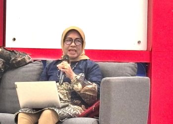 Prof Asriani saat memaparkan Tantangan Komunikasi pada Era Digital dalam kegiatan ICLC-6 di Aula Prof Mattulada, Rabu(12/11). Foto: IDENTITAS/ Suci Aulia Tenri Ajeng