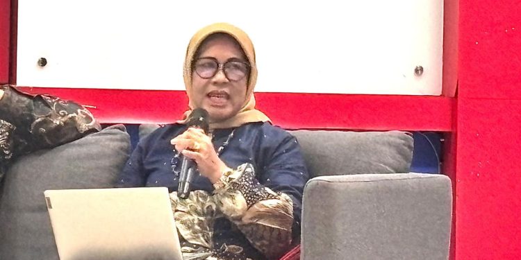 Prof Asriani saat memaparkan Tantangan Komunikasi pada Era Digital dalam kegiatan ICLC-6 di Aula Prof Mattulada, Rabu(12/11). Foto: IDENTITAS/ Suci Aulia Tenri Ajeng