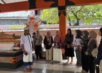 Peserta BKP Bela Negara Unhas bersama Forum Kerukunan Umat Beragama (FKUB) Sulawesi Selatan ketika mengunjungi Pura Giri Natha Makassar, Minggu (16/11). Foto: Dokumentasi pribadi