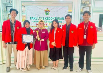 Tim mahasiswa Unhas peraih Juara 1 Kompetisi Inovasi Produk Obat dan Makanan dari BPOM RI saat berfoto di Ruang Dekanat Fakultas Kedokteran Unhas, Senin (17/11). Foto: Dokumentasi Pribadi.