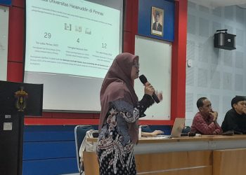 Aqilah saat memaparkan materi workshop di Aula Prof Mattulada FIB Unhas, Jumat (21/11). Foto: IDENTITAS/ A Annida Mukaddas