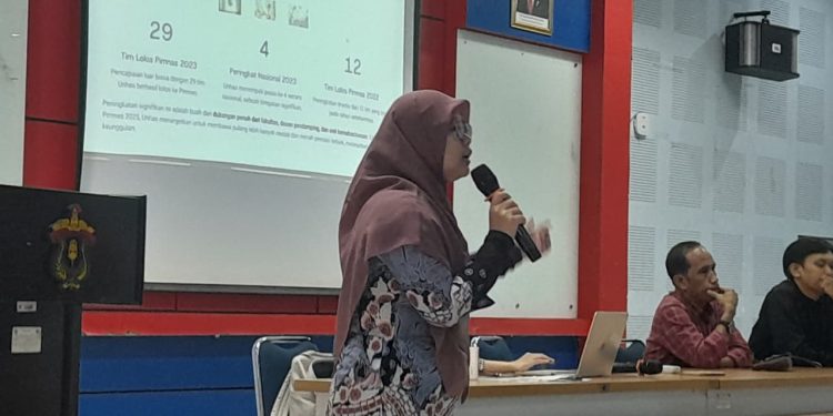 Aqilah saat memaparkan materi workshop di Aula Prof Mattulada FIB Unhas, Jumat (21/11). Foto: IDENTITAS/ A Annida Mukaddas