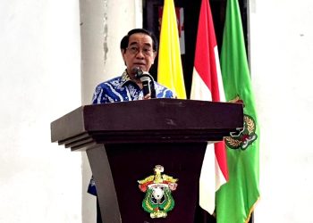 Rektor Unhas, Prof Dr Ir Jamaluddin Jompa MSc saat berikan sambutan dalam kuliah umum Pimnas ke-38 di Aula Prof Amiruddin Fakultas Kedokteran (FK) Unhas, Rabu (26/11). Foto: IDENTITAS/Suci Aulia Tenri Ajeng