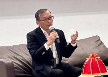 Kepala Pusat Perakitan dan Modernisasi Pertanian Tanaman Pangan, Dr Haris Syahbuddin DEA saat menjadi pembicara pada Kuliah Umum PIMNAS ke-38 di Aula Prof A Amiruddin Fakultas Kedokteran Universitas Hasanuddin (Unhas), Rabu (25/11). Foto : IDENTITAS/Suci Aulia Tenri Ajeng