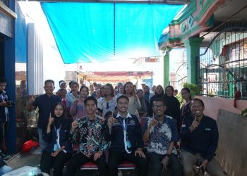 Foto bersama ALSA Fakultas Hukum Unhas dengan masyarakat setempat. Foto; Dokumentasi Pribadi