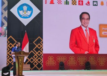 Rektor Unhas, Prof Jamaluddin Jompa saat menyampaikan sambutan penutupan PIMNAS ke-38 di GOR JK Arenatorium. Foto: IDENTITAS/Aliyah Fadhilah