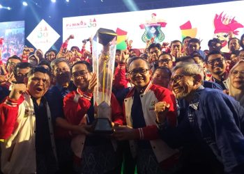 Rektor Unhas bersama para pimpinan universitas dan fakultas dengan piala Adikarta Kertawidya usai pengumuman PIMNAS 38 di GOR JK Arenatorium Unhas. Foto: IDENTITAS/Ismail Basri.