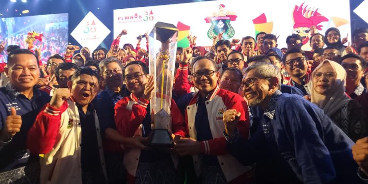 Rektor Unhas bersama para pimpinan universitas dan fakultas dengan piala Adikarta Kertawidya usai pengumuman PIMNAS 38 di GOR JK Arenatorium Unhas. Foto: IDENTITAS/Ismail Basri.