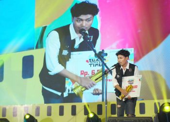 Arya Nurfiqri ketika menerima penghargaan kategori Sutradara Terbaik pada Festival Film Makassar (FFM) 2025, Minggu (23/11). Foto: Dokumentasi Pribadi